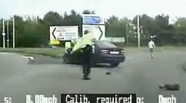 incredibil lovit de o masina care nu a oprit la semnal un politist din anglia l a arestat pe soferul bolidului video