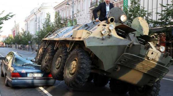 primarul din vilnius a trecut cu tancul peste o masina parcata ilegal video