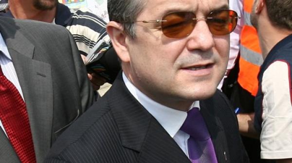 emil boc catre muncitorii autostrazii bucuresti ploiesti va tai capul daca nu o sustineti pe doamna ministru