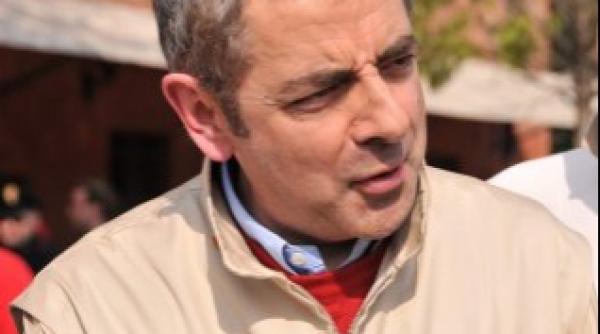 rowan atkinson alias mister bean ranit intr un accident de masina