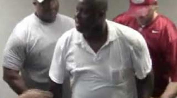 politia a arestat doi suspecti promitandu le bilete la un meci de fotbal video