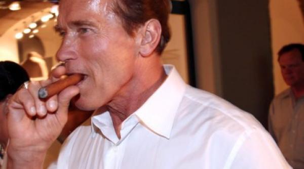 arnold schwarzenegger a fumat in aeroport asa ca a fost amendat