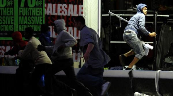 violentele se extind in marea britanie prin blackberry reuniune de urgenta guvern serviciile de securitate