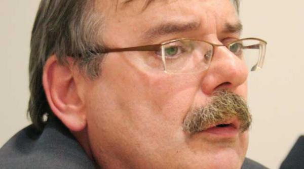 david beers omul care impinge lumea in haos