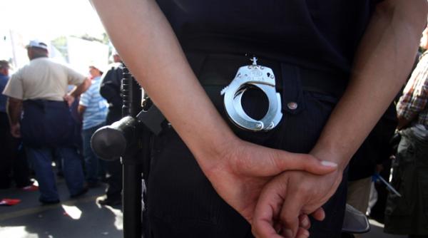 un hot prins de politia locala a incercat sa muste de gat unul dintre agenti