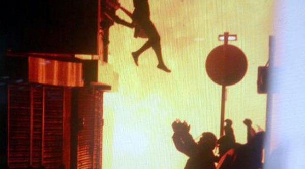 adrian eroul roman de la londra el a salvat o pe poloneza care s a aruncat dintr o cladire incendiata de huligani