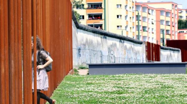 berlinul comemoreaza 50 de ani de la construirea zidului rusinii