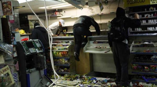 huliganii au facut marii britanii tot atata rau cat i au facut bancherii