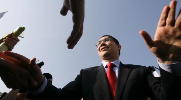 ponta si flutur printre cei 25 000 de pelerini de la manastirea putna