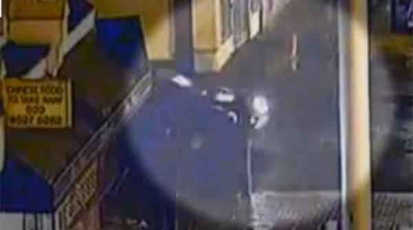 doi politisti in misiune au fost loviti in plin de o masina in timpul revoltelor de la londra video