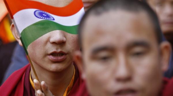 manastire tibetana inconjurata de 1000 de soldati si politisti fortele de ordine chineze au intrerupt aprovizionarea cu apa hrana si energie electrica