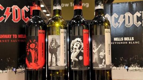 whole lotta rose ac dc lanseaza o colectie personalizata de vinuri