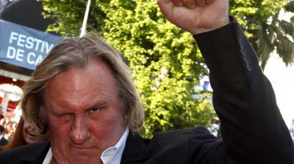 beat mort gerard depardieu a urinat pe podeaua unui avion