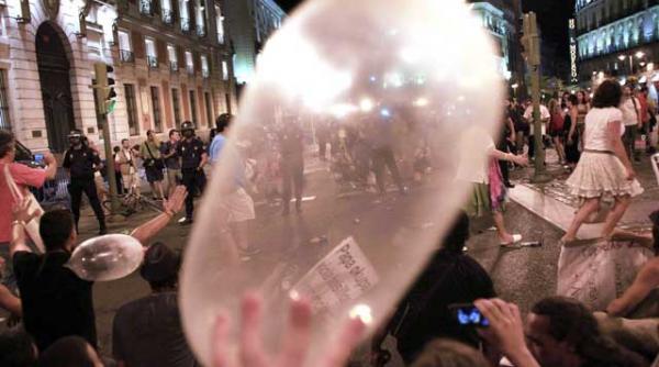 madrid mii de manifestanti protesteaza impotriva vizitei papei benedict al xvi lea puerta del sol a fost evacuata de catre fortele de ordine