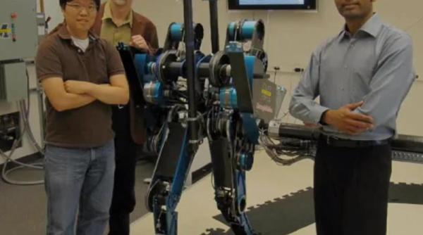 record de viteza pentru un robot biped vezi cum se misca si cat de repede alearga video