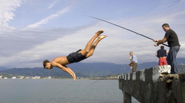 captura vietii un pescar englez a prins un scafandru la undita