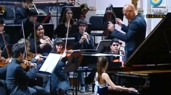 geniu la 10 ani o fetita din belgia canta la pian alaturi de virtuozi video