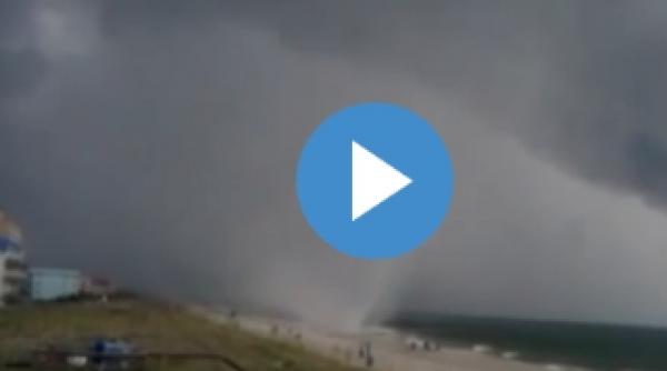 un vartej de apa s a transformat in tornada pe plaja video