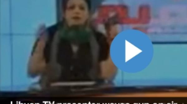 o prezentatoare tv din libia i a amenintat cu arma in direct pe rebeli video