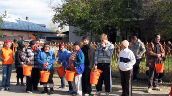 o istorie a mitei electorale de la pungile nevinovate ale lui ratiu la galetile portocalii