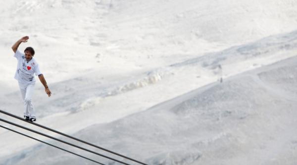 un elvetian sfideaza moartea mergand fara masuri de siguranta pe un cablu la 348 de metri altitudine foto video