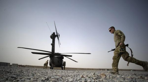 echipele medicale americane ingropate in nisip in timpul unei operatiuni de salvare galerie foto