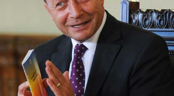 basescu siluieste constitutia ca sa ingroape usl