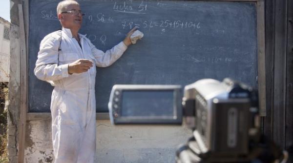 proful online tine lectii de matematica in stupina si le pune pe blog video