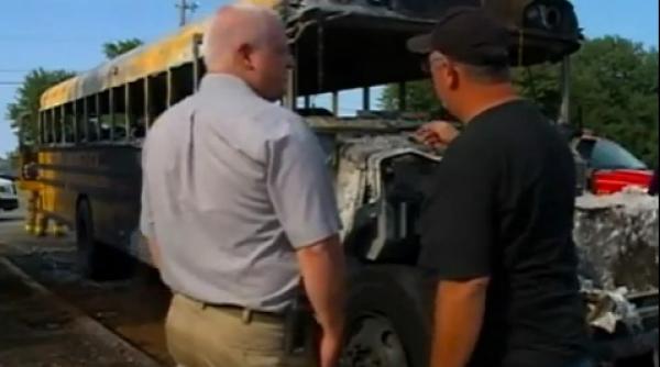 un autobuz care transporta elevi a luat foc chiar in prima zi de scoala in sua video