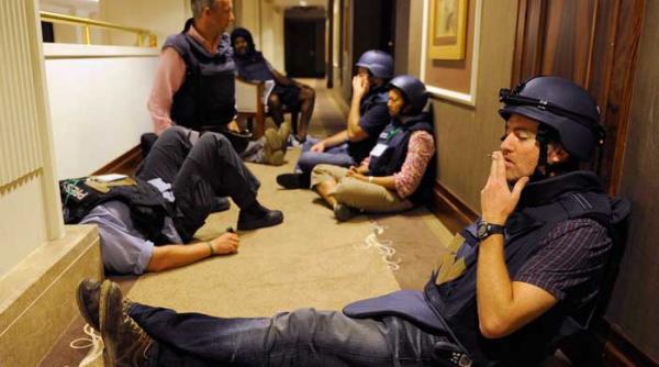 ziaristi in hotelul iadului