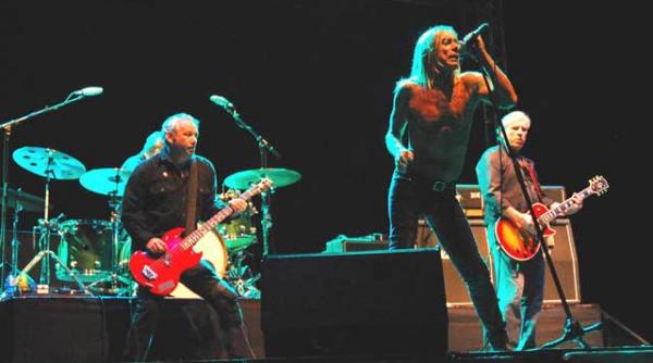 oh what a night 70 000 de spectatori au sarit in aer la megaconcertele festivalului peninsula