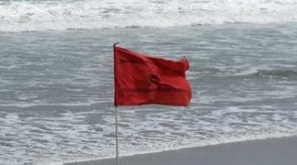 cod rosu la marea neagra turistii avertizati sa nu intre in apa