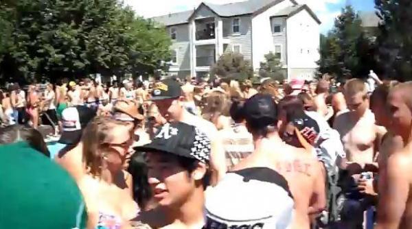 ce se intampla cand postezi pe facebook ca dai o petrecere