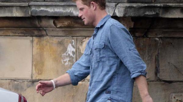 printul harry s a dat din nou in stamba a sarit imbracat intr o piscina video