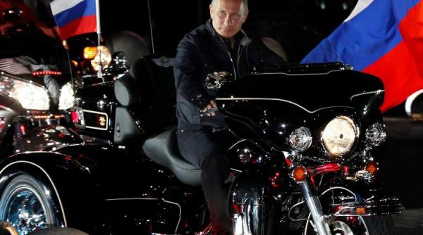 vladimir putin imagine de macho premierul rus a calarit un triciclu harley la o intalnire a motociclistilor