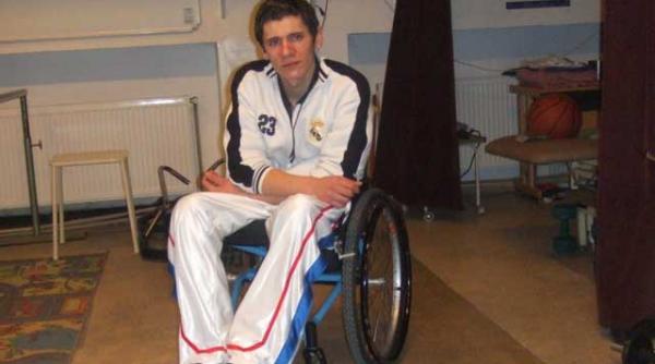 un baiat paralizat are nevoie de bani pentru tratament