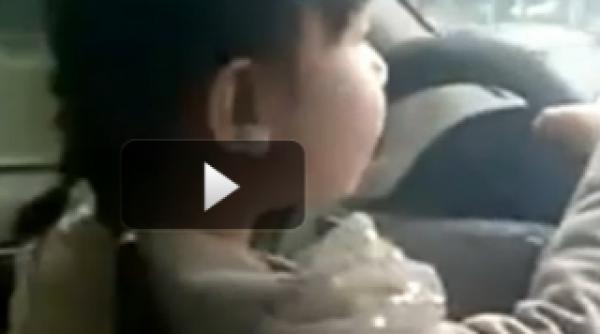 o chinezoaica in varsta de numai patru ani sofeaza pe o sosea aglomerata video