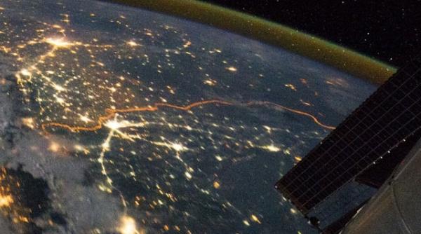 vezi cum arata din spatiu frontiera dintre india si pakistan