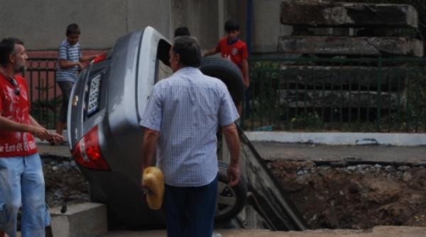 accident uluitor in capitala masina inghitita de o gaura in asfalt