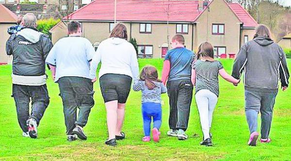 o familie de britanici obezi a fost pedepsita de autoritati le au luat copiii pentru ca erau prea grasi