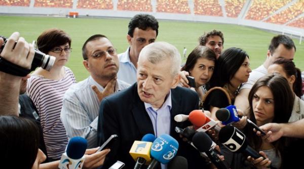 oprescu constructorul trebuie sa raspunda pentru starea gazonului