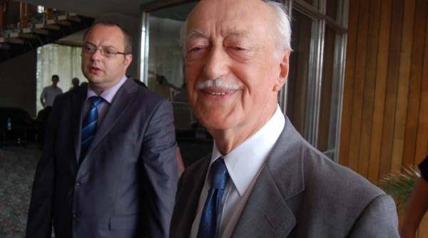 un medic si a daruit averea satului natal