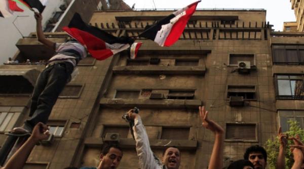 incident diplomatic la cairo ambasadorul israelului a fugit dupa ce manifestantii au invadat institutia patru oameni au murit in timpul confruntarilor cu politia