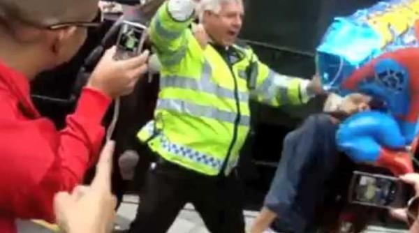 un politist sufletul petrecerii la un festival in marea britanie video