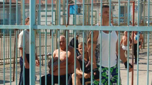 boboci la scoala printre gratii