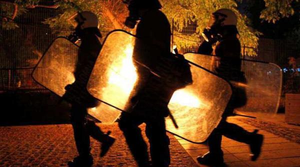 grecia anarhistii au aruncat in aer un autobuz al politiei