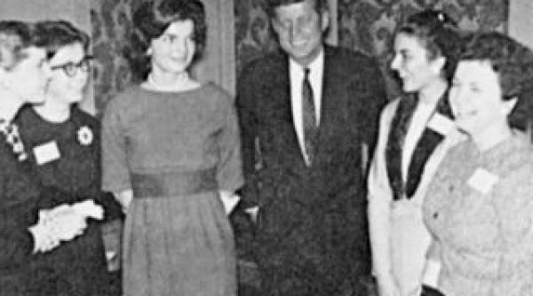 jacqueline kennedy isi implora sotul in timpul crizei rachetelor prefer sa mor cu tine decat sa traiesc singura