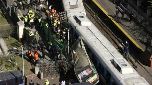 cel putin sapte morti si 170 de raniti la buenos aires dupa ce un tren a intrat intr un autobuz
