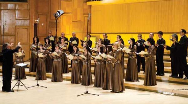 concert coral in oglinda