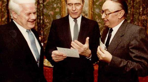 din culisele diplomatiei pariul pe o suta de dolari cu george bush senior